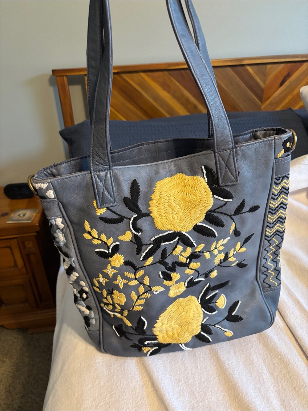 Old Trend Flora Soultote
 Tote in Gray/Blue leather and Yellow embroidery